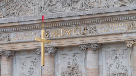 Segnung und Aufrichtung des neuen Kreuzes auf dem Porticus von Sankt Hedwig / © Nicolas Ottersbach (DR)