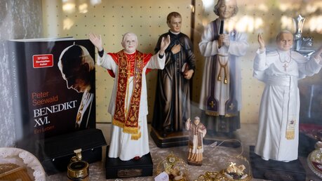 In einem Souvenirladen in Altötting werden Benedikt XVI. Spielfiguren angeboten. Peter Seewald ist der Biograph des vertorbenen "Papa emeritus" / © Sven Hoppe (dpa)