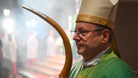 Bischof Bätzing beim Eröffnungsgottesdienst (dpa)
