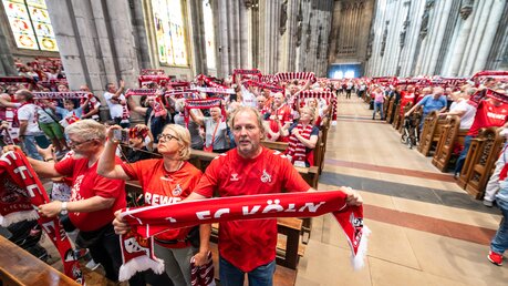 FC-Fans in der ökumenischen Andacht im Kölner Dom 2023 / © Nicolas Ottersbach (DR)