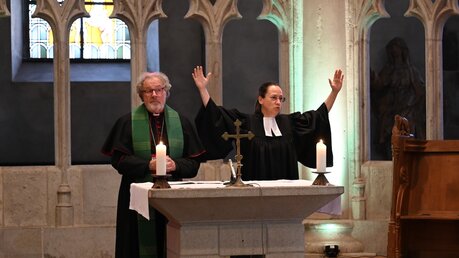 Oberkirchenrätin Dr. Wibke Janssen spricht zum Abschluss den Segen. / © Beatrice Tomasetti (DR)