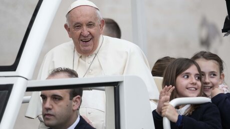 Papst Franziskus winkt, als er zu seiner wöchentlichen Generalaudienz auf dem Petersplatz im Vatikan ankommt / © Andrew Medichini/AP (dpa)