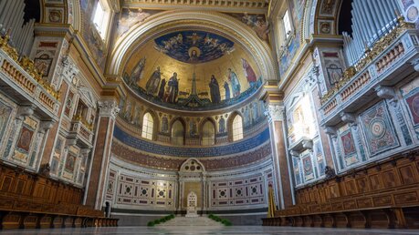 Hauptapsis der Lateranbasilika mit Kathedra des Papstes / © Massimo Salesi (shutterstock)