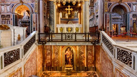 Hauptaltar und Confessio in der Lateranbasilika / © Mistervlad (shutterstock)