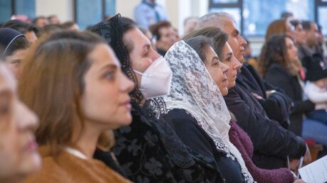 Frauen während der Messe mit Priesterweihe Zentrum Unserer Lieben Frau des Friedens. / © Andrea Krogmann (KNA)