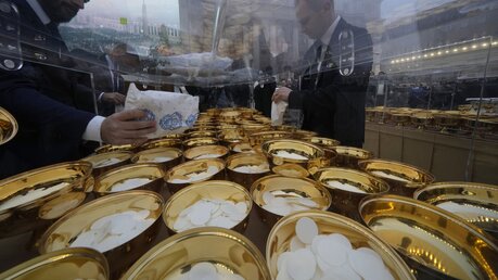 Hunderte Schalen mit Hostien wurden vor Beginn der öffentlichen Trauermesse für die heilige Kommunion vorbereitet. / © Andrew Medichini/AP (dpa)