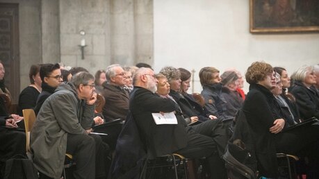 Gläubige beim Pontifikalamt in der Kölner Basilika Sankt Aposteln / © Ottersbach (DR)