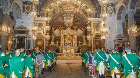 Kölner Ehrengarde bei der Messe in Santa Maria di Arcoeli unter Leitung von unserem Regimentspfarrer Dompropst Gerd Bachner / © Joachim Badura