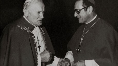 2. Februar 1983: Meisner nach der Kardinalsernennung durch Papst Johannes Paul II. (KNA)