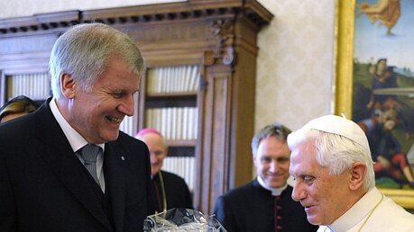 Ein Präsentkorb für den Papst: Horst Seehofer in Audienz bei Benedikt XVI. (KNA)