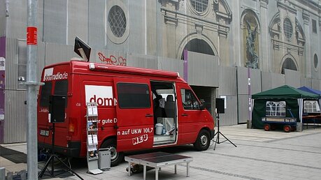 Der domradio.de-Ü-Wagen mitten auf Münchens großer Einkaufstraße, der Neuhauser Straße (DR)
