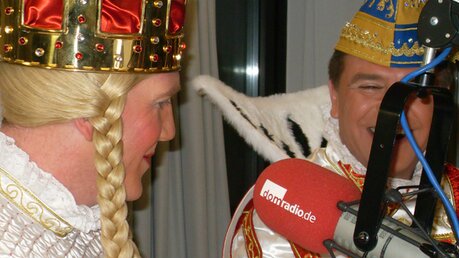 Das Dreigestirn bei domradio.de: Jungfrau Reni und Prinz Frank I. am domradio.de-Mikrophon / © Alex Foxius (DR)