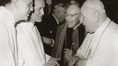 Papst Johannes XXIII. mit Roger Schütz, Prior der Gemeinschaft von Taizé (KNA)