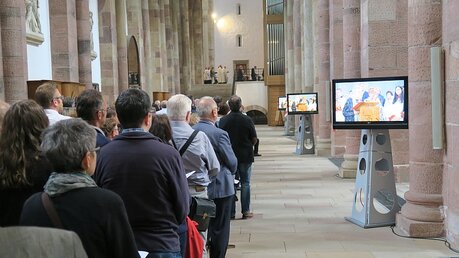 Auf kleinen Bildschirmen wird der Gottesdienst auch im Dom übertragen / © Eva Pille (DR)