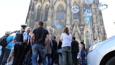 Journalisten vor dem Kölner Dom. / © Melanie Trimborn (DR)