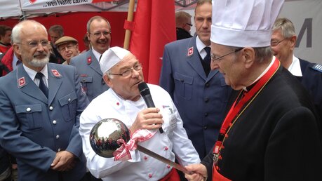 Kochmütze der Malteser für Kardinal Meisner  / © Brüggenjürgen (DR)
