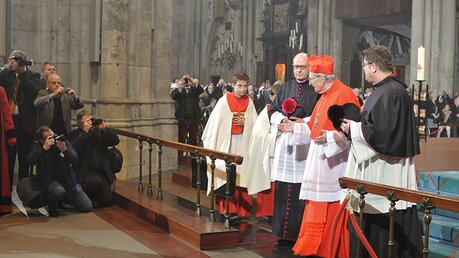 Immer ist "Protokoll-Chef" Hopmann in der Nähe des Erzbischofs. / © Beatrice Tomasetti (DR)