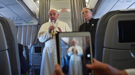 Papst Franziskus spricht während des Fluges (dpa)