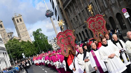 Zahlreiche Bischöfe aus dem In- und Ausland sind nach Köln gereist / © Nikolas Ottersbach (DR)