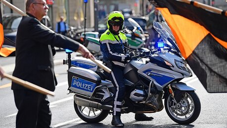 Polizisten sichern die Prozession ab / © Nikolas Ottersbach (DR)