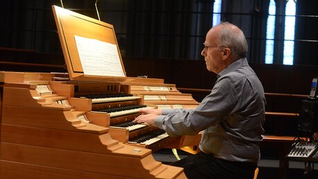Johannes Geffert spielt "Bachs Memento" von Widor. / © Tomasetti (DR)