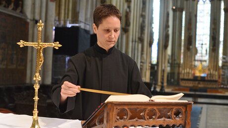 Judith Maurer legt das Messbuch für den Zelebranten auf den Altar. / © Beatrice Tomasetti (DR)