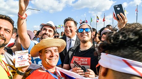 Jugendliche machen Selfies mit Juan Carlos Varela, Präsident von Panama / © Gennari/Siciliani (KNA)