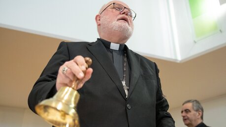 Kardinal läutet die Glocke (dpa)