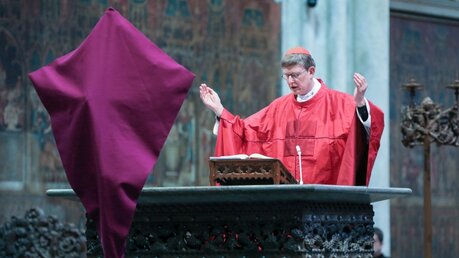 Kardinal Rainer Maria Woelki beim Gebet am Altar vor dem verhüllten Kreuz / © Henning Schoon (Kirchenzeitung Koeln)
