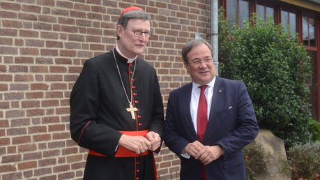 Kardinal Woelki begrüßt den Ministerpräsidenten Armin Laschet vor dem Maternushaus / © Beatrice Tomasetti (DR)