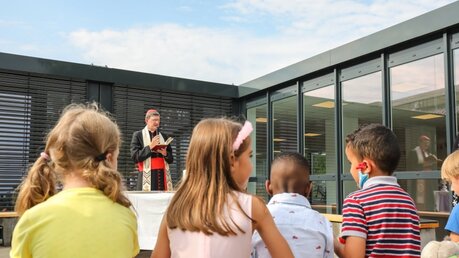 Kardinal Woelki bei seiner Ansprache vor der Segnung des Schulgebäudes.  / © Schoon (Erzbistum Köln)