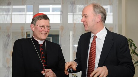 Kardinal Woelki bei seiner Visitation 2015 im Gespräch mit Palliativmediziner Dr. Dirk Hennesser (Archivbild). / © Beatrice Tomasetti (DR)