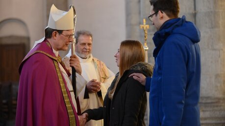 Kardinal Woelki bestärkt jeden Katechumenen auf seinem Weg zum Christsein. / © Beatrice Tomasetti (DR)