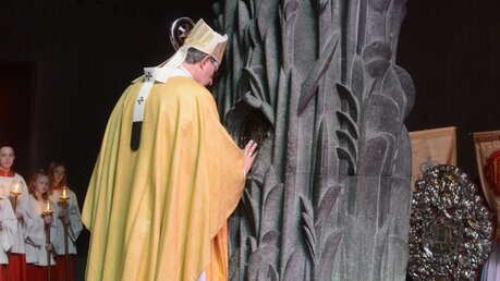Kardinal Woelki betet am Gnadenbild / © Tomasetti (DR)