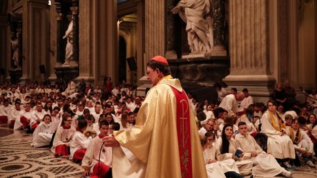 Kardinal Woelki hält seine Predigt zwischen den Ministranten / © Luis Rüsing