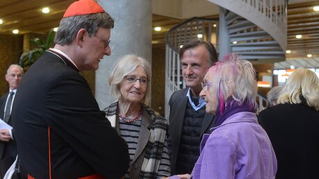 Kardinal Woelki hat an diesem Tag ein offenes Ohr für die Künstler. / © Tomasetti (DR)