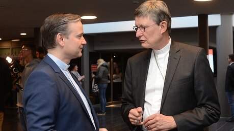 Generalvikar Dr. Markus Hofmann und Kardinal Woelki im Gespräch / © Beatrice Tomasetti  (DR)