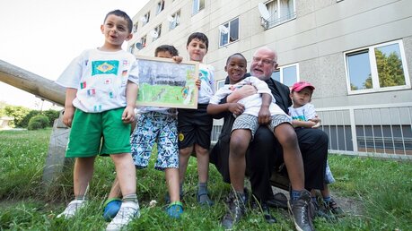 Kardinal Marx besucht eine Flüchtlingsfamilie (KNA)