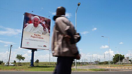 Plakate mit Papst Franziskus hängen vielerorts in Kenia / © Daniel Irungu (dpa)