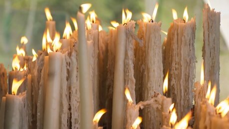 Kerzen an der Grotte von Massabielle.  (DLV Köln)