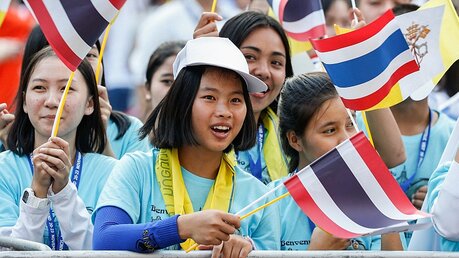 Kinder mit Thailand-Flagge / © Paul Haring (KNA)