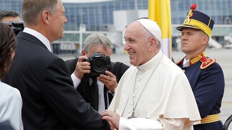 Klaus Iohannis, Präsident von Rumänien, begrüßt Papst Franziskus / © Vadim Ghirda (dpa)