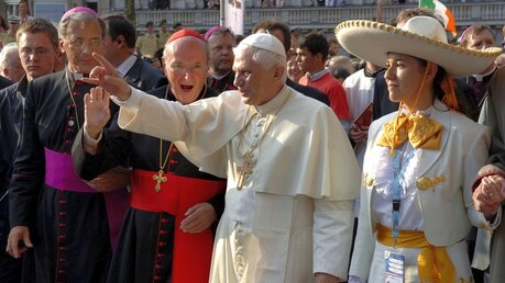 Papst Benedikt XVI. und Kardinal Joachim Meisner 2005. / © KNA (KNA)