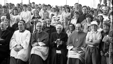 Joachim Kardinal Meisner beim Katholikentreffen in Dresden 1987 / © kna (KNA)