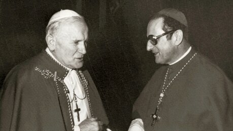 Papst Johannes Paul II. und Kardinal Joachim Meisner am 2. Februar 1983.  / © KNA (KNA)