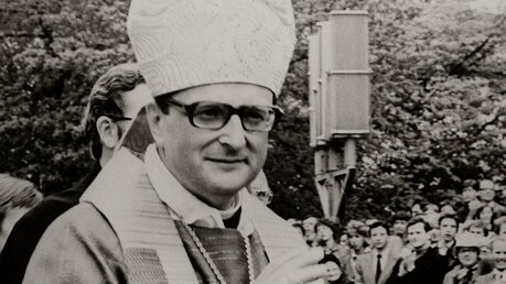 Bischof Joachim Meisner bei der Einführung in Berlin 1980 / © kna (KNA)