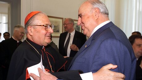 Kardinalstaatssekretär Angelo Sodano (l.) unterhält sich im Juni 2001 mit Altbundeskanzler Helmut Kohl bei der Einweihung der neuen Nuntiatur in Berlin / ©  Harald Oppitz (DR)