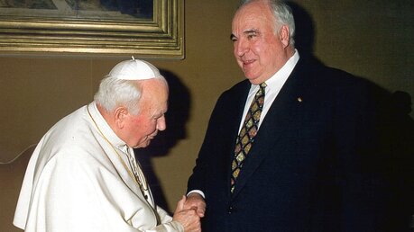 Helmut Kohl bei Papst Johannes Paul II. (1998) / © kna (KNA)
