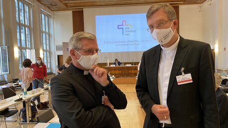 Kölns Weihbischof Schwaderlapp im Gespräch mit Fuldas Bischof Gerber (DR)
