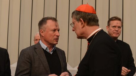 Kolumba-Museumsdirektor Dr. Stefan Kraus im Gespräch mit Kardinal Woelki / © Beatrice Tomasetti (DR)